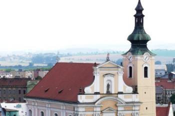 pohled na kostel Nanebevzetí Panny Marie z ochozu zámecké věže ( © Jan P. Štěpánek 08/2008)