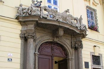 Vstupní portál ( © Roman Řezáč 07/2004)