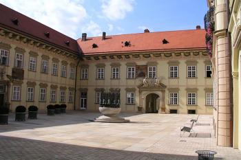 Nádvoří s kašnou ( © Roman Řezáč 07/2004)