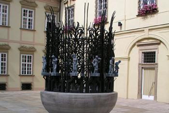 Kašna s alegoriemi 12 měsíců ( © Roman Řezáč 07/2004)