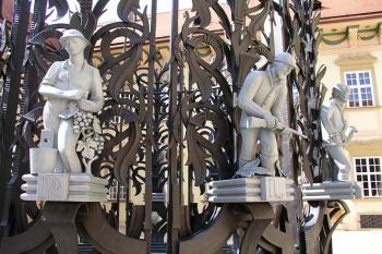 Detail kašny na nádvoří ( © Roman Řezáč 07/2004)