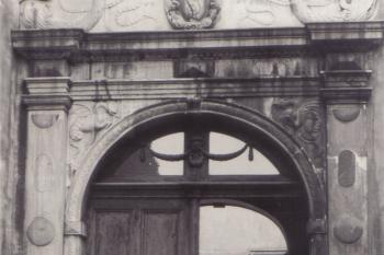 Vstup do dvora magistrátu - počátek 20. stol. - soukr. sbírka - IvoR (© ???)