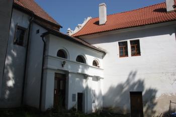 Spojovací trakt k hospodářským budovám ( © Ivan Grisa 08/2011)