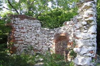 Takřka jediná zachovalá část bývalé kaple sv. Antonína (© Jan P. Štěpánek 07/2006)