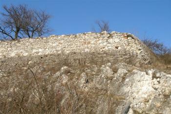Kamenná zeď pod kaplí sv.Antonína (© Anežka Helánová, 02/2008)