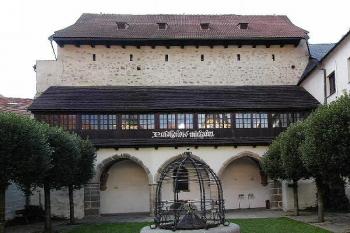 pohled z nádvoří ( © Pavel Zany Komárek 15/8/2004)