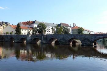 Písecký kamenný most s budovami hradu v pozadí (© Jiří Cukr, 08/2009)