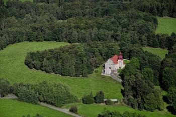 kostel Navštívení Panny Marie - letecký snímek ( © Radovan Smokoň 08/2011)