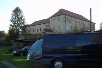 pohled na zámek ze severovýchodu, vpravo severní křídlo z pozůstatky původní tvrze (© Jaroslav Špiroch  11/2023)