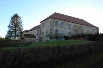 pohled na zámek ze severovýchodu, vpravo severní křídlo z pozůstatky původní tvrze (© Jaroslav Špiroch  11/2023)