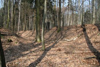 Příkop, vpravo je možno vidět nástěnku s historií objektu ( © Petr Nožička 03/2010)