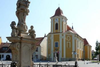 Sousoší s kostelem sv. Bartoloměje (© Jiří Cukr, 08/2015)