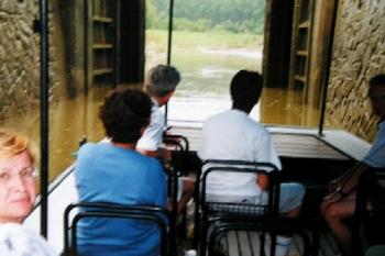 Výjezd z komory Vnorovy na řeku Moravu (© Rostislav Nebola 8/2002)