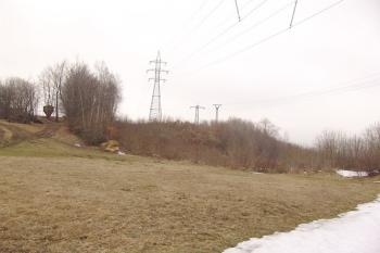 Celkový pohled od západu na výběžek kde stával hrad. Dnes tu stojí stožáry vysokého napětí.. ( © Roman Řezáč 03/2005)