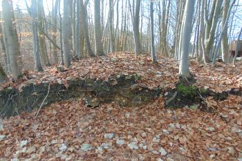 Novodobobé přerušení valu kvůli stavbě stožáru (© Dušan Dohňanský  12/2023)