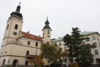 Zadní průčelí staré radnice s oběma věžemi ( © Ivan Grisa 10/2009)