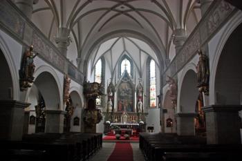 Průhled do presbytáře (© Ivan Grisa 10/2009)