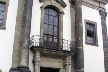 Vstupní portál ( © Roman Řezáč 08/2004)