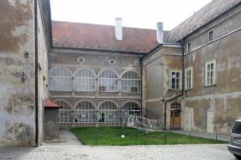 jižní část nádvoří (© D Dohňanský, 03/2014)