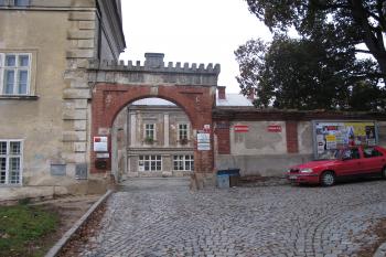 brána do areálu (© D Dohňanský, 10/2016)
