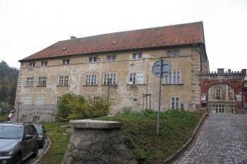 později dostavované jižní křídlo od východu (© D Dohňanský, 10/2016)