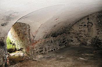 severní sklep východního křídla ( © Pavel Zany Komárek 14/8/2004)