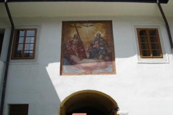 Freska v pozdejší fázi opravy tvrze (© Ondřej Navrátil, 07/2006)