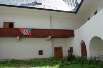 Opravené nádvoří tvrze (© Ondřej Navrátil, 07/2006)