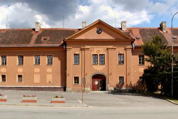vstupní průčelí (© Pavel Zany Komárek 15/8/2004)