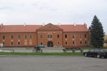 vstupní průčelí zámku od západu z návsi (© Jaroslav Špiroch, 05/2016)