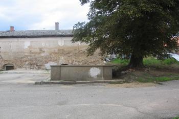 čtvercová kamenná kašna na nádvoří (© Jaroslav Špiroch, 05/2016)
