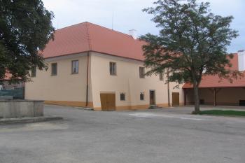 východní křídlo zámku (sloužilo jako obydlí šafáře) (© Jaroslav Špiroch, 05/2016)