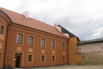 boční, barokně tvarovaný štít vstupního křídla na severní straně, zakrytý  později přístavbou hospodářského křídla (© Jaroslav Špiroch, 05/2016)