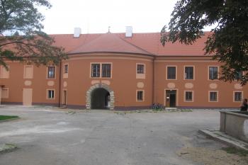 pohled na nádvorní průčelí zámku s masivním půlvalcovým rizalitem z průjezdu na 2. nádvoří (© Jaroslav Špiroch, 05/2016)