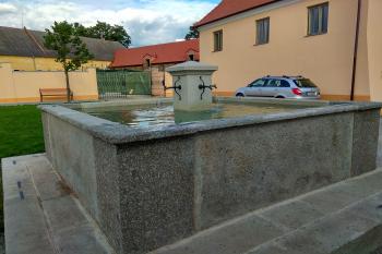 opravená kašna na nádvoří (© Michal Pfeffer, 08/2018)