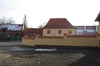 ohradní zeď mezi 1. a 2. zámeckým nádvořím, v pozadí průčelí východního křídla (© Jaroslav Špiroch 12/2020)