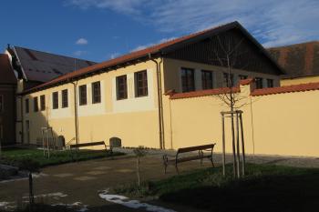 severní křídlo zámku - bývalá kovárna, nyní OÚ. (© Jaroslav Špiroch 12/2020)