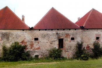 východní fasáda tvrze (© Pavel Zany Komárek  15. 8. 2004)