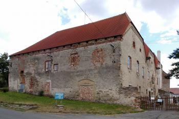 tvrz od severozápadu (© Pavel Zany Komárek  15. 8. 2004)
