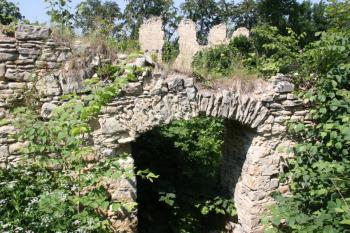 Pohled z jižní budovy k paláci ( © Ivan Grisa 06/2011)