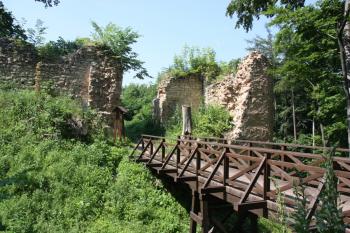 Mostek přes šíjový příkop od východu ( © Ivan Grisa 06/2011)