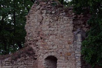Hrad Pravda, zbytky vstupní brány hradu. ( © Radovan Smokoň 05/2007)