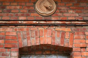Detail okna na hospodářské budově. (© Miroslav BITTER 07/2005)