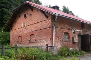 Hospodářská budova s plastikou hlavy koně. (© Miroslav BITTER 07/2005)
