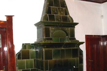 Celkový pohled na kachlové kamna, které se nacházejí v přízemní části zámku. (© Miroslav BITTER 07/2005)