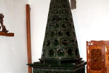 Celkový pohled na kachlové kamna, které se nacházejí v přízemí zámku (kamna jsou umístěny hned v místnosti za vstupní verandou) (© Miroslav BITTER 07/2005)