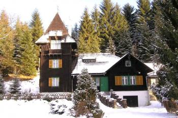čelní pohled na lovecký zámeček ( © Jan P. Štěpánek 01/2005)