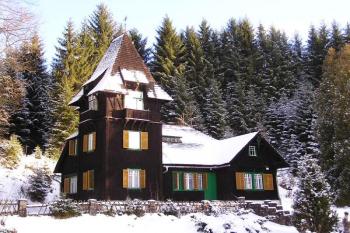 lovecký zámeček od západu ( © Jan P. Štěpánek 01/2005)
