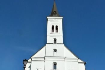 pohled na kostel od vstupu do areálu hřbitova ( © Jan P. Štěpánek 10/2012)