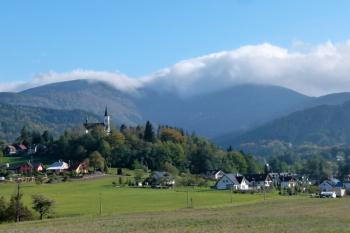 pohled na Malenovice s kostelem na Borové a Lysou horou v pozadí od Lubna ( © Jan P. Štěpánek 10/2012)